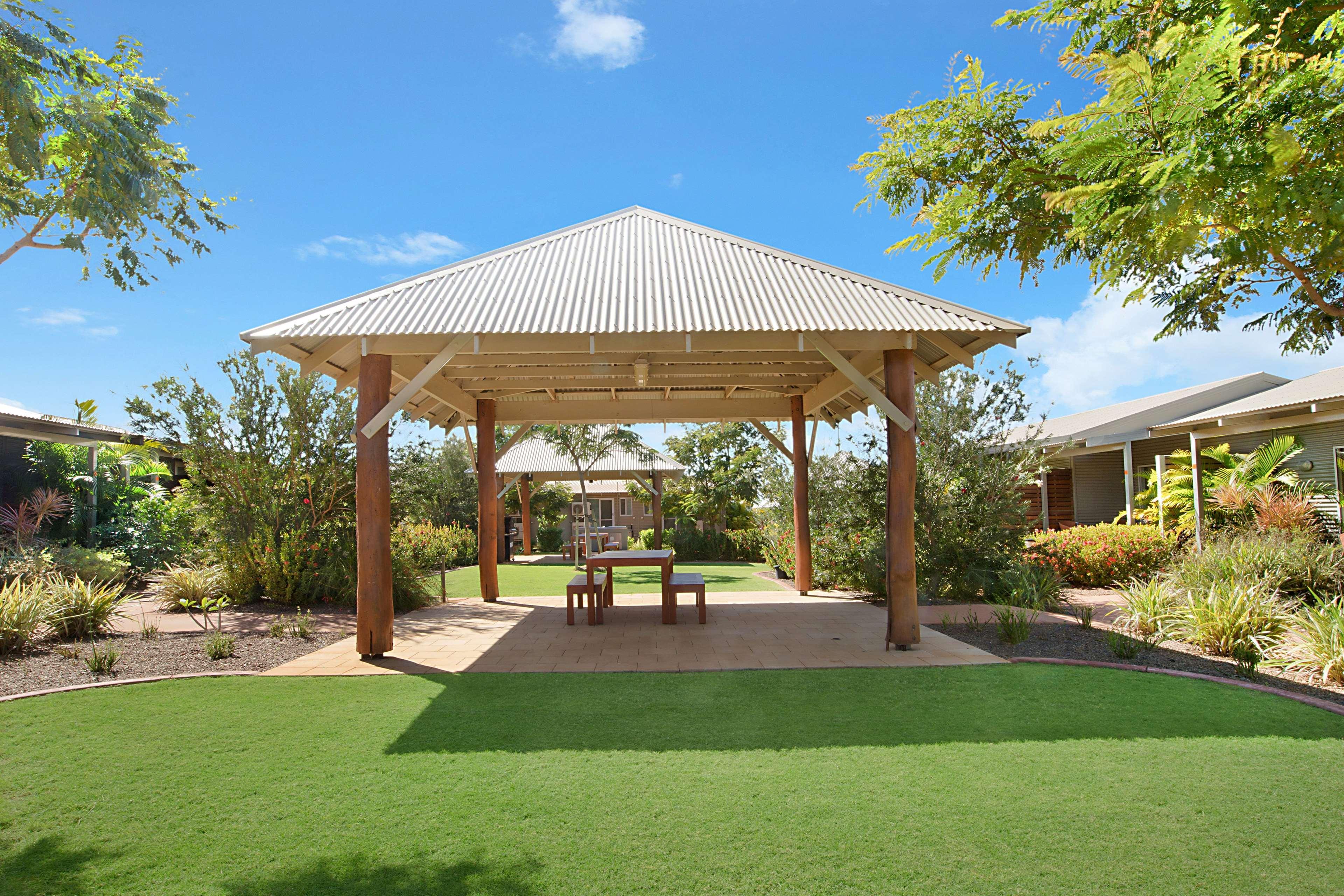 Hotel Western Woodland Hills 3*