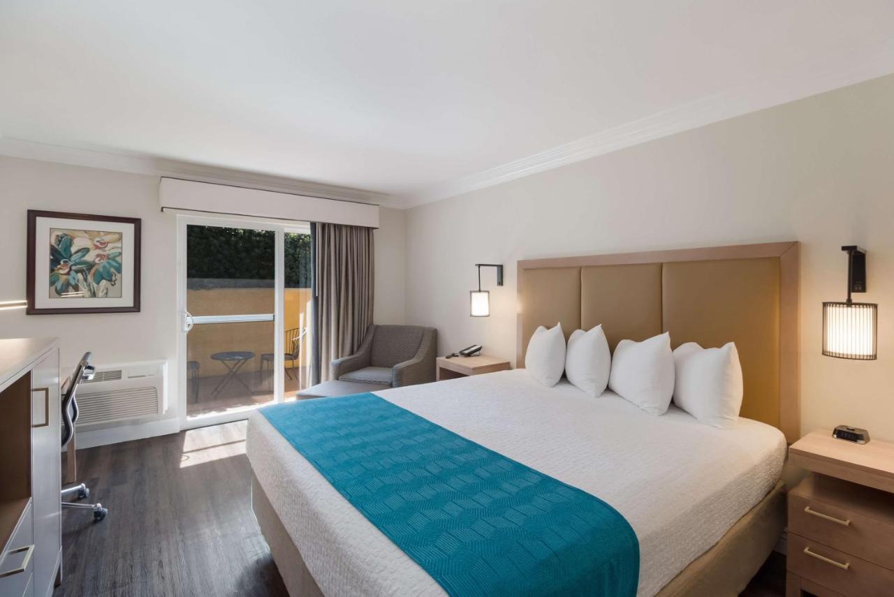 Western Woodland Hills 3*